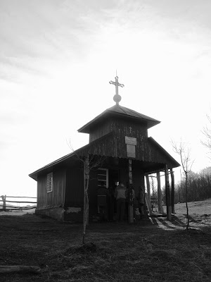 Muntii Cernei. Biserica din Dobroaia