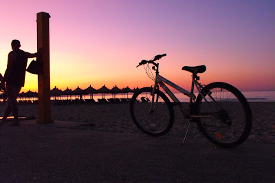 cu bicicleta pe faleza
