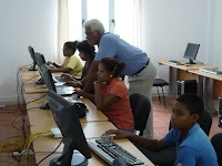 Georges notre hote dans les locaux d'e_Scol@ / initiation a l'informatique / fete de l'internet