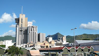 Vue de Port Louis depuis le musée de la post. Devant le grand marché, au milieu les tours des banques, au fond les montagnes ;-)