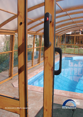 abris de piscine: detail d'un abri piscine haut aspect bois abris de piscine: detail d'un abri piscine haut aspect bois