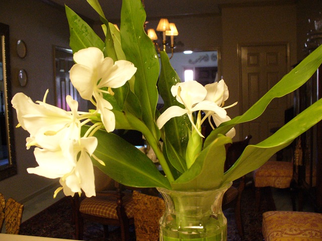 [Ginger lilies tablescape 001[4].jpg]