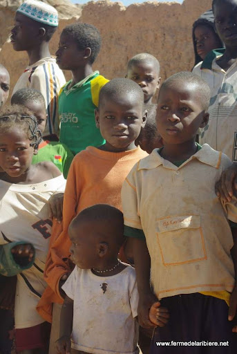 enfants dans une "concession", un village de la même famille depuis dès générations