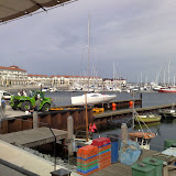 Eine Yacht wird zu Wasser gelassen. Und der Anblick kostet nichts extra Eine Yacht wird zu Wasser gelassen. Und der Anblick kostet nichts extra