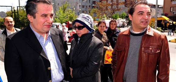 Münevver Karabulut'un babası Süreyya Karabulut (solda) ve annesi Nagihan Karabulut. (ntvmsnbc)