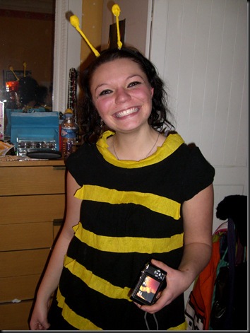 Todo Halloween: disfraz casero de abeja con papel pinocho