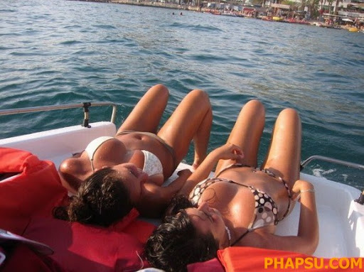 sexy_party_on_boat_8.jpg