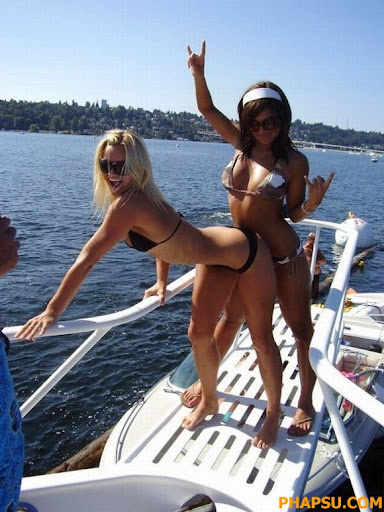 sexy_party_on_boat_17.jpg