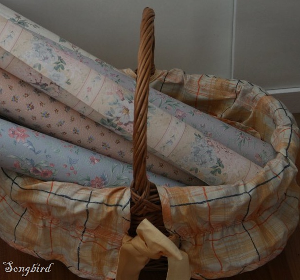 [Vintage wallpaper in basket[6].jpg]