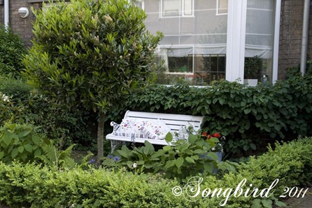 [White-Garden-Bench-12.jpg]