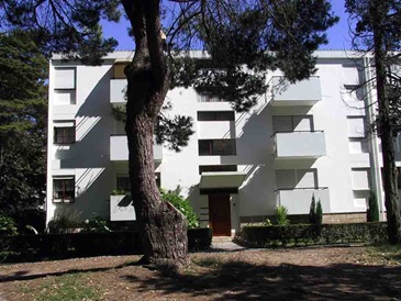 b93