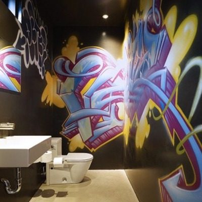 2Modern Design Talk, Graffiti på toaletten