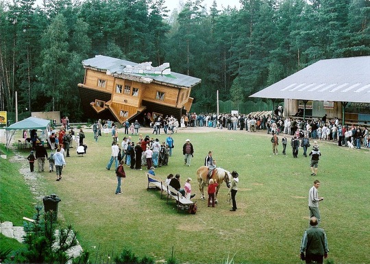 [Upside Down House, Polen.jpg]