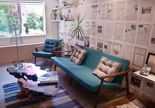 [Apartmant Therapy, Tidiningspapper på väggen.jpg]