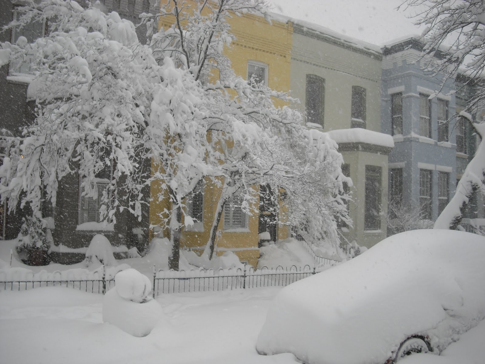 [Yellow+house+in+snow.jpg]