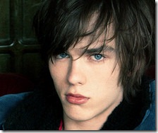 Nicholas Hoult és a Summit zombijai