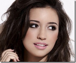 Christian Serratos zenés romkomja