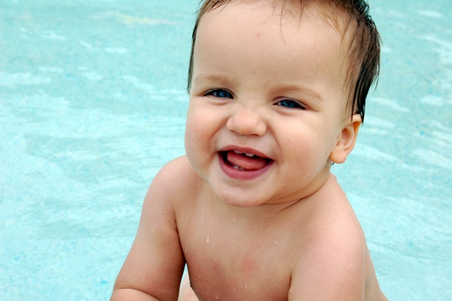 [baby pool with dad-1[2].jpg]