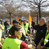 Antonio Rodrigo Torrijos y José Manuel García dialogan en la salida con algunos participantes de una marcha ciclista. 14-3-2010