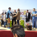 Antonio Rodrigo Torrijos entrega el galardón al ganador de la I Carrera Popular Victoria Domínguez, celebrada en el Polígono Sur.