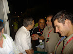 Miguel López Adán, Antonio Rodrigo Torrijos y José Manuel García dialogando con los voluntarios del Banco de Alimentos