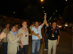 José Manuel García eleva el brazo de Fermín Cacho imitando el gesto de la victoria
