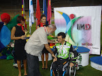 Antonio Rodrigo Torrijos coloca la medalla a uno de los primeros clasificados