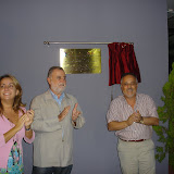 El Primer Teniente de Alcalde, Antonio Rodrigo Torrijos, y el Delegado de Juventud y Deportes, José Manuel García descubren una placa en la inauguración del campo de césped artificial de Santa Justa