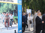 Antonio Rodrigo Torrijos durante la visita a la exposición fotográfica organizada por el décimo aniversario de Diario de Sevilla