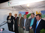 Las autoridades ofrecieron unas palabras a los vecinos asistentes a la inauguración del nuevo campo de césped artificial del Centro Deportivo Antonio Puerta. 06-11-2009