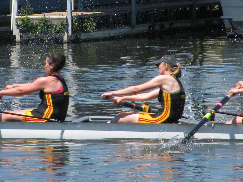 Middle pair of Women's Varsity 4+, in action