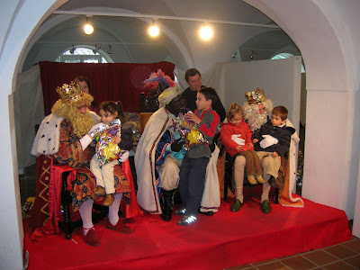 los Reyes con los niños. Foto: Pozoblanco News, Enero 2007