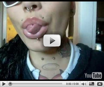 Chica con Piercing y Lengua Bifida Chica con Piercing y Lengua Bifida