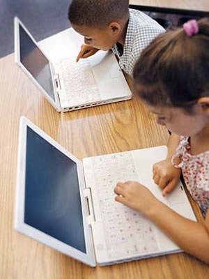 [kids using computer[10].jpg]