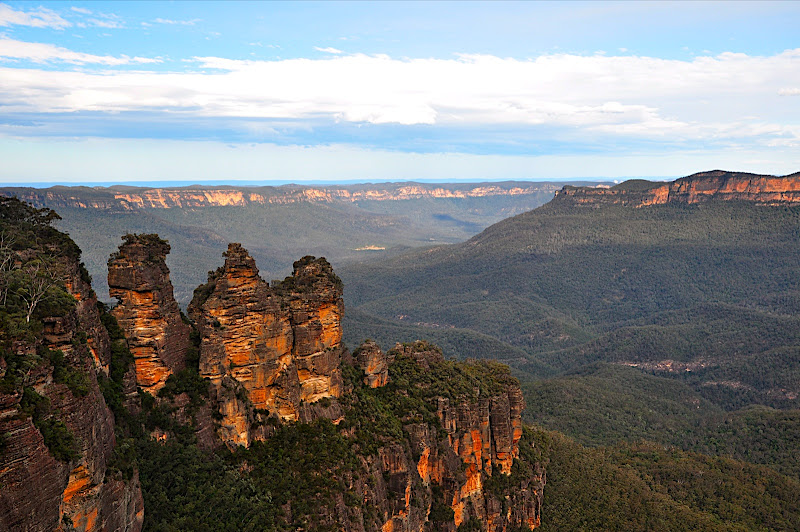 three sisters with mt solitary and the Jamison Valley