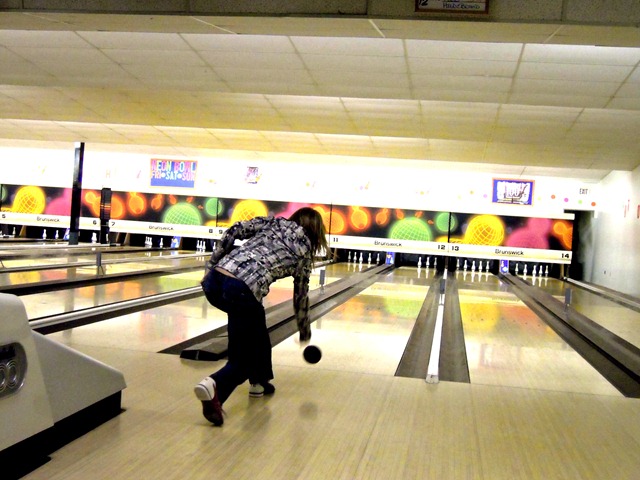 [20100130 birthday bowling (32) edit[6].jpg]