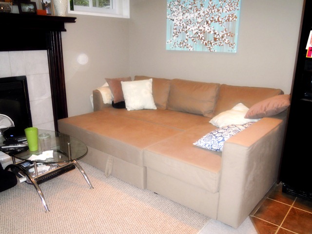 [20100912 new couch (5) edit[5].jpg]