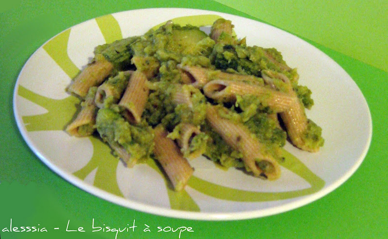 Pennette integrali alla crema profumata di zucchine Pennette integrali alla crema profumata di zucchine