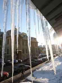 Killer icicles threaten Russians 