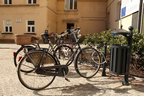 Piotrkowska 104 - stojaki na dziedzińcu Urzędu Miasta Łodzi