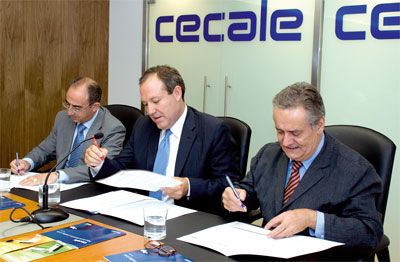 José Mª López, Jesús Mª Terciado y Eloy Becedas en la firma de los convenios