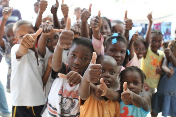 [Haiti 6 think the boy up front is even giving us one and a half thumbs up. quite the discerning critic.[5].jpg]