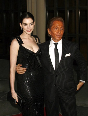 [Anne Hathaway & Valentino[3].jpg]