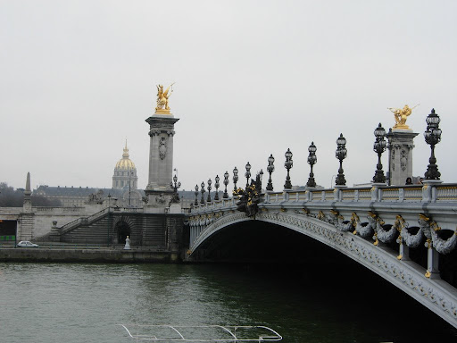 大桥和拿破仑长眠的Invalides
