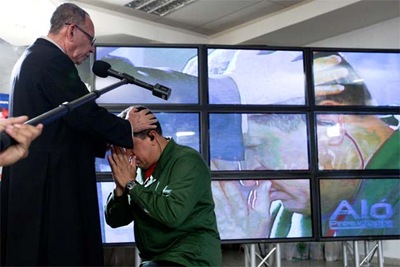 sacerdote bendice a Chávez