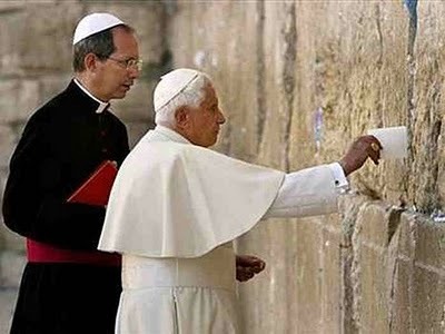 [Benedicto-XVI-en-el-Muro-de-los-lame[1].jpg]