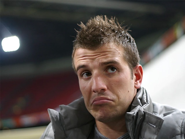 [800px-Rafael_van_der_Vaart_4[4].jpg]
