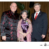 Mayor Frank Scarpitti and Daisy Wai (Past President of the Richmond Hill Chinese Business Association)<br />
with Prime Minister Stephen Harper at the Confederation of Chinese Business Association Dinner Gala