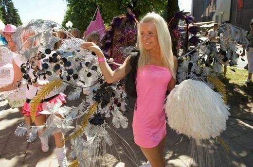 blonde_parade_3.jpg