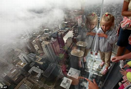 sears_tower_ledge_7.jpg
